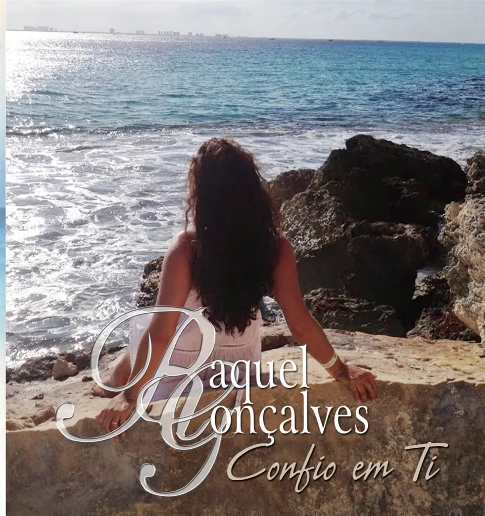 Capa do álbum Confio em Ti, de Raquel Gonçalves: uma mulher de costas, sentada diante do mar.